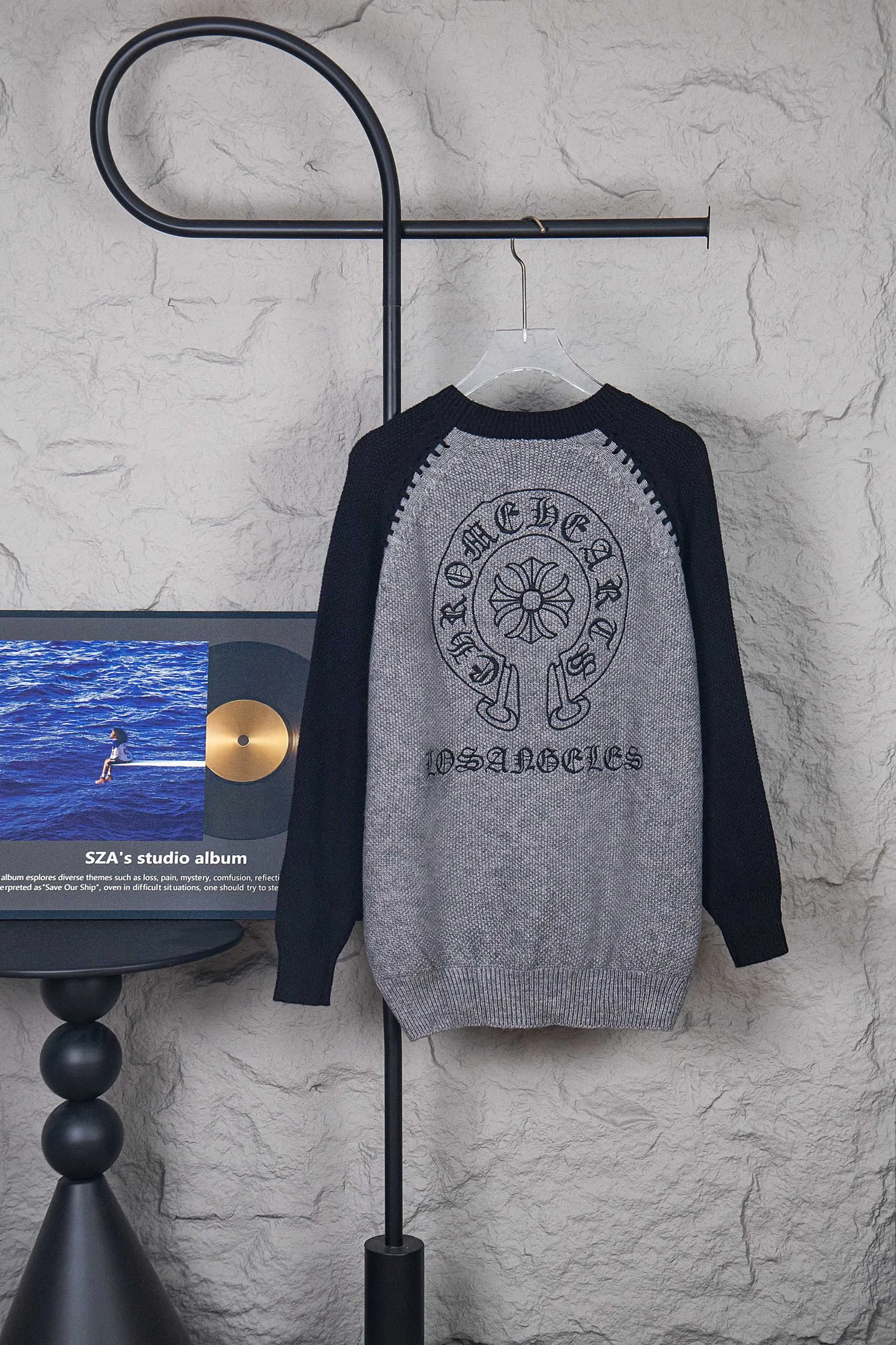 P290 ChromeHearts popular Chrome Hearts CH Sanskrit horseshoe cross embroidery pullover round neck raglan sleeve sweater. Contrast color splicing raglan round neck knitted sweater, unique knitting texture, soft and skin-friendly, classic pattern embroidery on the front and back. Retro chic. The contrasting color raglan sleeve design and the thick stitching craftsmanship at the joints make it look great when worn alone or layered! The fit is loose and slimming! Fashionable patchwork colored sweater, colorfully intertwined, with clear layers, warm and slimming. Whether worn alone or layered, you can easily control various styles and show your personal charm. The raglan sleeves are shoulder-width in contrasting colors and have ultra-detailed embroidery on the front and back, giving it a casual street feel. It looks great when worn alone! The sleeves are designed with contrasting colors and seams, and the round neck style reveals the neck and flatters the face shape! Wool blend knitted fabric, soft, comfortable and warm to the touch. Contrasting color design➕Loose fit, not flattering on your body shape and slimming, not to mention how easy it is to wear! Basic, versatile and fashionable classic! Black and white are versatile! Black and gray high-end! Couples get involved!  Color: black and white/black gray Size: S~M~L